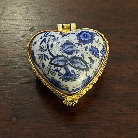 Porcelain gold tone metal jewelry pill box - Heart shaped - Picture 6 of 7